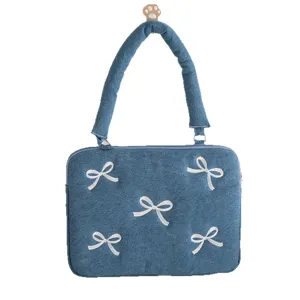 Stilvolle Laptoptasche aus blauem Denim mit bestickten weißen Schleifen und Katzenpfoten-Griff