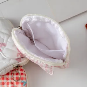 Primer plano del compartimento interno de la mini bolsa de almacenamiento acolchada