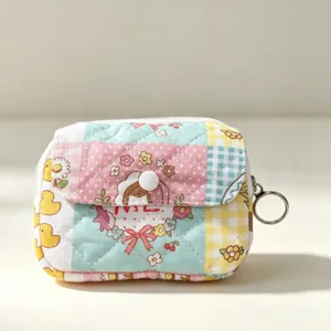 Detalle del mini estuche acolchado con estampados de patos y flores para tus auriculares