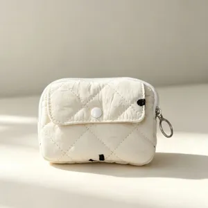 Detalle del mini estuche acolchado para auriculares con botón de presión blanco