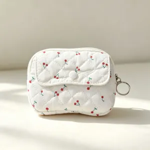 Pequeña bolsa de almacenamiento blanca acolchada con diseño de cerezas y anilla para auriculares