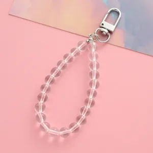 Detailansicht eines transparenten Acryl-Perlen-Schlüsselanhängers mit silbernem Karabiner.