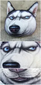 Vista detallada de la impresión realista en este cojín de peluche para coche con forma de husky