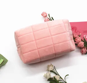 Nahaufnahme der weichen, rosa gesteppten Samttasche mit feiner Textur und Gittermuster