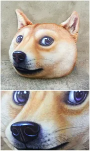 Detalle de un cojín de peluche 3D con cabeza de Shiba Inu y texturas de piel reales.