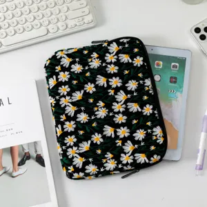 Gesteppte Laptoptasche mit Blumenstickerei und weißem Gänseblümchenmuster auf Schwarz