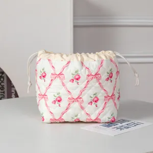 Elegante gesteppte Kosmetiktasche mit Kordelzug, rosa Schleife und Rosenmuster für Reisen