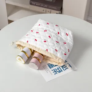 Gesteppte weiße Kosmetiktasche mit Kirschmuster und Kordelzug für Reisen und Make-up