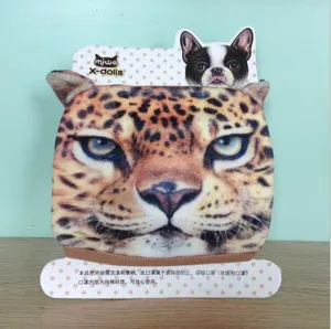 Detailansicht einer atmungsaktiven 3D-Baumwollmaske mit Leopardenmuster auf Karte
