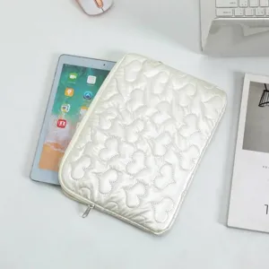 Funda protectora blanca acolchada con corazones para iPad Air de 11 pulgadas en un escritorio