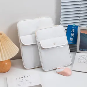 Funda acolchada blanca minimalista para tableta con cierre a presión para iPad y laptops