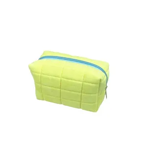 Minimalistische gelbe gesteppte Kosmetiktasche aus Plüsch mit blauem Reißverschluss