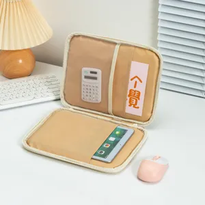 Funda beige para tableta con organizador interior para tableta, calculadora y extras.