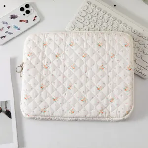 Funda acolchada con flores para tablet de 11 pulgadas y protección suave.