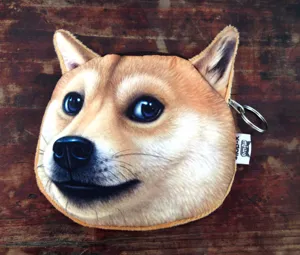 Vista detallada del monedero con forma de cabeza de perro Shiba Inu y llavero de metal