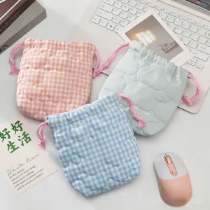 Pochettes matelassées en coton à cordon pour appareils photo instantanés, couleurs pastel.