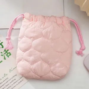 Vue rapprochée d'un sac de rangement rose matelassé minimaliste à cordon pour Instax