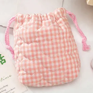 Détail d'un sac à cordon en vichy rose et blanc avec matelassage en forme de cœur
