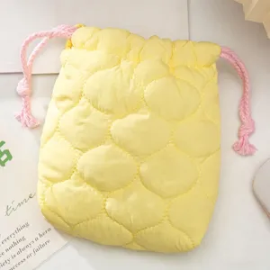 Vue détaillée rapprochée de la pochette matelassée jaune à cordon pour petit caméras