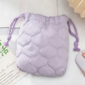 Vue détaillée d'une pochette matelassée lilas avec cordon pour appareils photo Instax