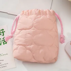 Vue détaillée de la pochette matelassée rose pour appareil avec motif de nuage