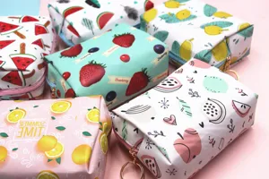 Grupo de neceseres de maquillaje impermeables con motivos frutales vibrantes para viajes.