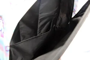 Vista detallada del forro interior negro y el bolsillo del paquete escolar de unicornio