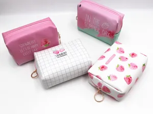Juego de cuatro lindas bolsas de cosméticos de fresas impermeables