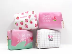 Juego de cuatro bonitas bolsas de maquillaje con estampado de fresas y cremalleras doradas.