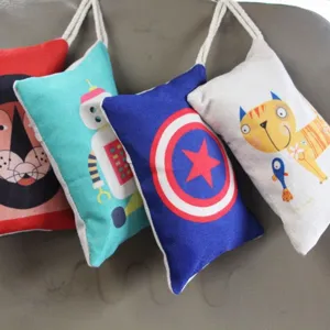 Set de cuatro bolsas ambientadoras para coche con diseños de animales y superhéroes