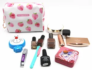 Detalle de una bolsa de maquillaje impermeable con estampado de fresas y cosméticos