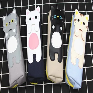 Vue détaillée de quatre trousses en toile chat mignon dans différentes couleurs variées