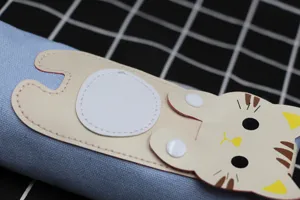 Gros plan d'un chat mignon sur une trousse en toile bleu clair.