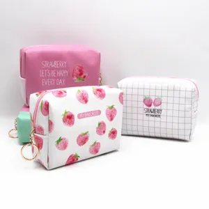 Bolsas de cosméticos de fresa creativas de gran capacidad e impermeables de viaje