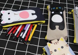 Vue détaillée de trousses à crayons en toile à motif de chat mignon avec stylos