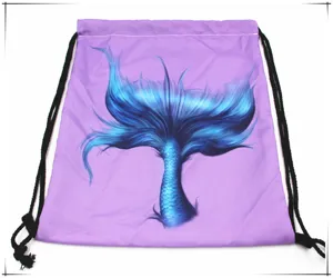 Detalle del estampado de cola de sirena azul en una mochila con cordón de color púrpura.