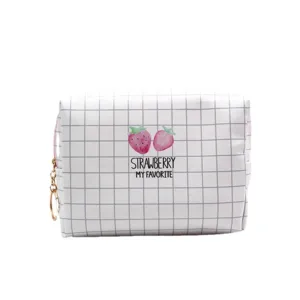 Bolsa de cosméticos impermeable con estampado de fresa y diseño de cuadrícula