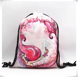 Vista detallada de la mochila con cordón y estampado de sirena en tejido Oxford.