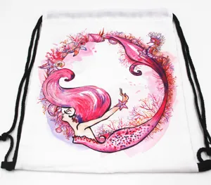 Detalle de estampado de sirena en mochila de cordones de tela Oxford blanca con cuerdas