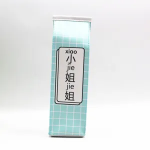 Vue de face d'une trousse créative en forme de brique de lait avec motif à carreaux bleu