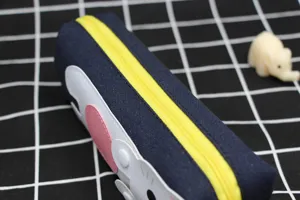 Vue détaillée d'une trousse chat en toile bleu marine avec une fermeture éclair jaune