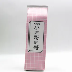 Vue détaillée d'une trousse créative rose style brique de lait avec motif à carreaux