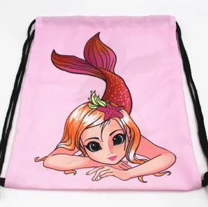 Vista detallada del estampado de sirena en una bolsa rosa con cordón de tela oxford.