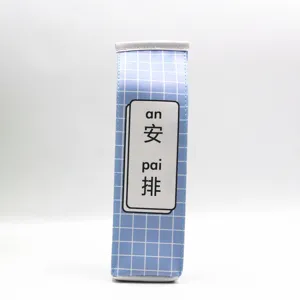 Gros plan d'une trousse créative en forme de brique de lait avec grille bleue et texte