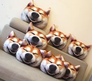 Primer plano de un grupo de cojines de cabeza de Shiba Inu 3D en un sofá de tela