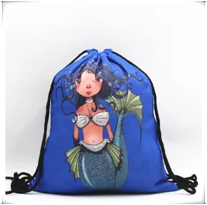 Detalle del vibrante estampado digital de sirena en mochila de tela Oxford azul