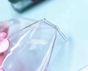 Detailansicht der langlebigen hitzeversiegelten Naht an einem klaren PVC-Mäppchen