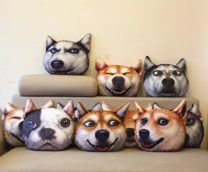 Colección de divertidos cojines 3D con cabeza de perro en un sofá moderno y cómodo