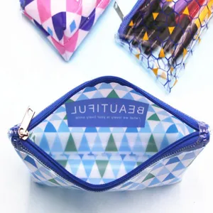 Transparente Federtasche mit geometrischem Muster, blauem Reißverschluss und Druck
