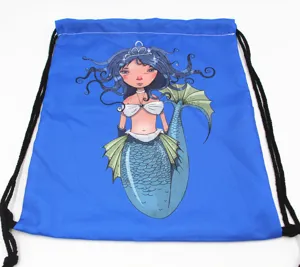 Vista detallada de bolsa de cordón azul de tela oxford con un lindo estampado de sirena